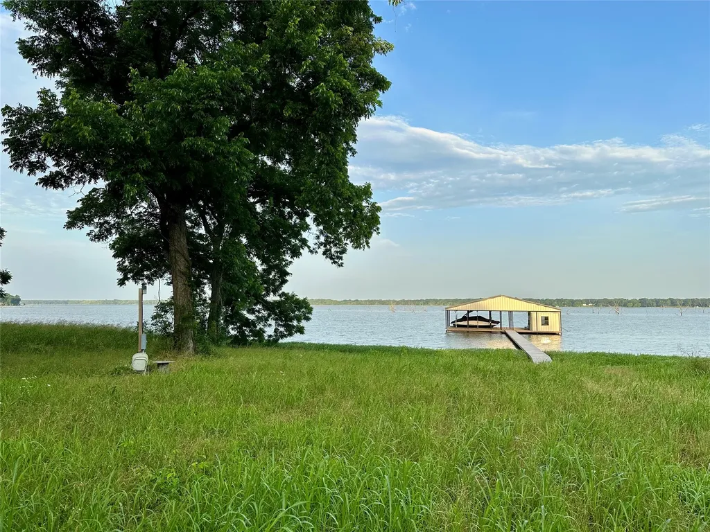 2085 S Oaks Lone Oak TX 75453
