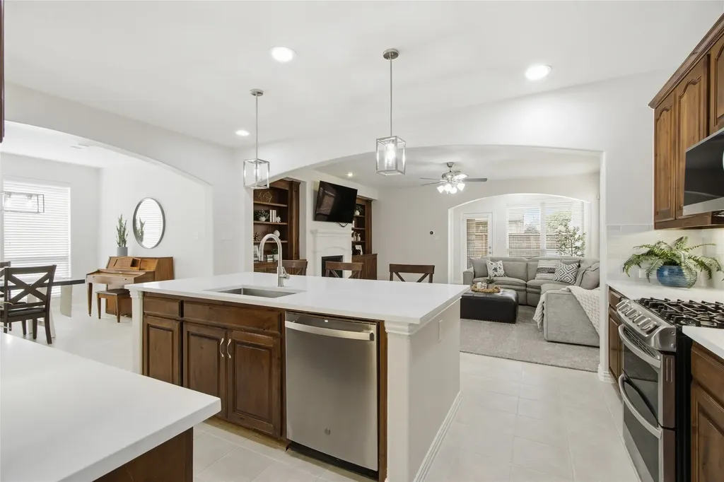 505 Sterling Ridge Lantana TX 76226