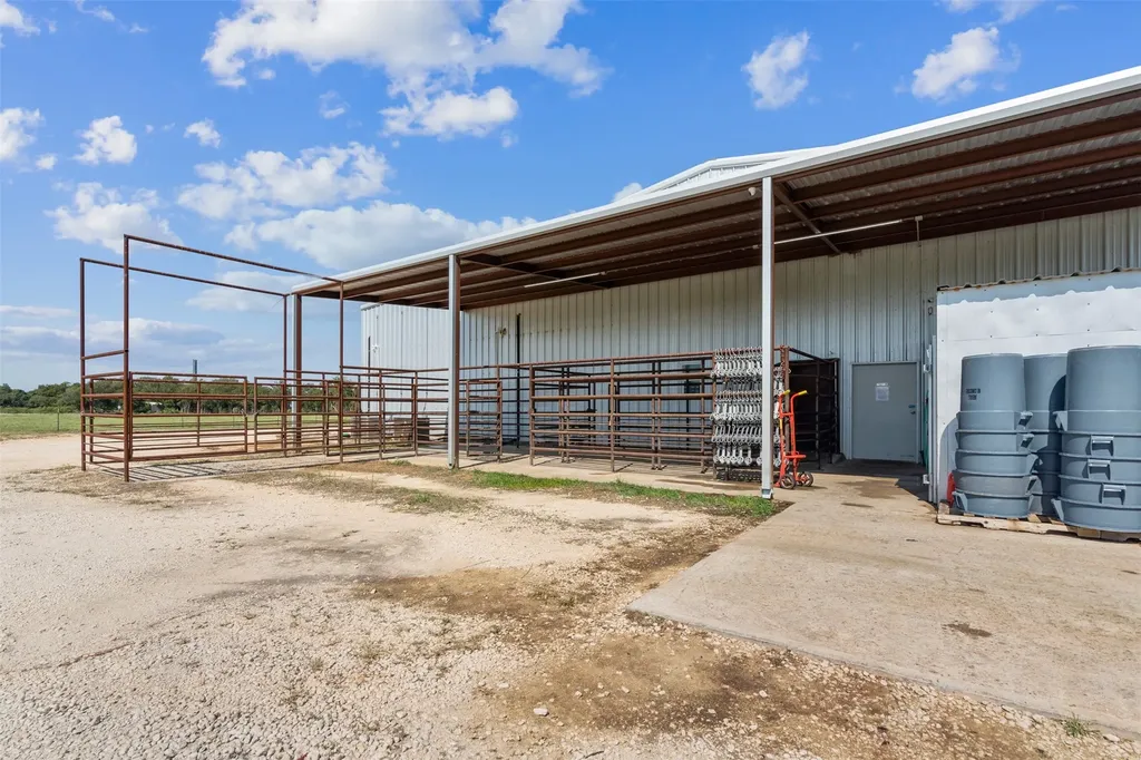 324 E Highway 6 Iredell TX 76649