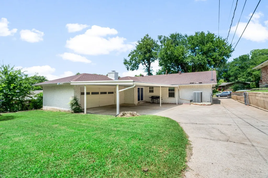 2341 Pinebluff Drive Dallas TX 75228