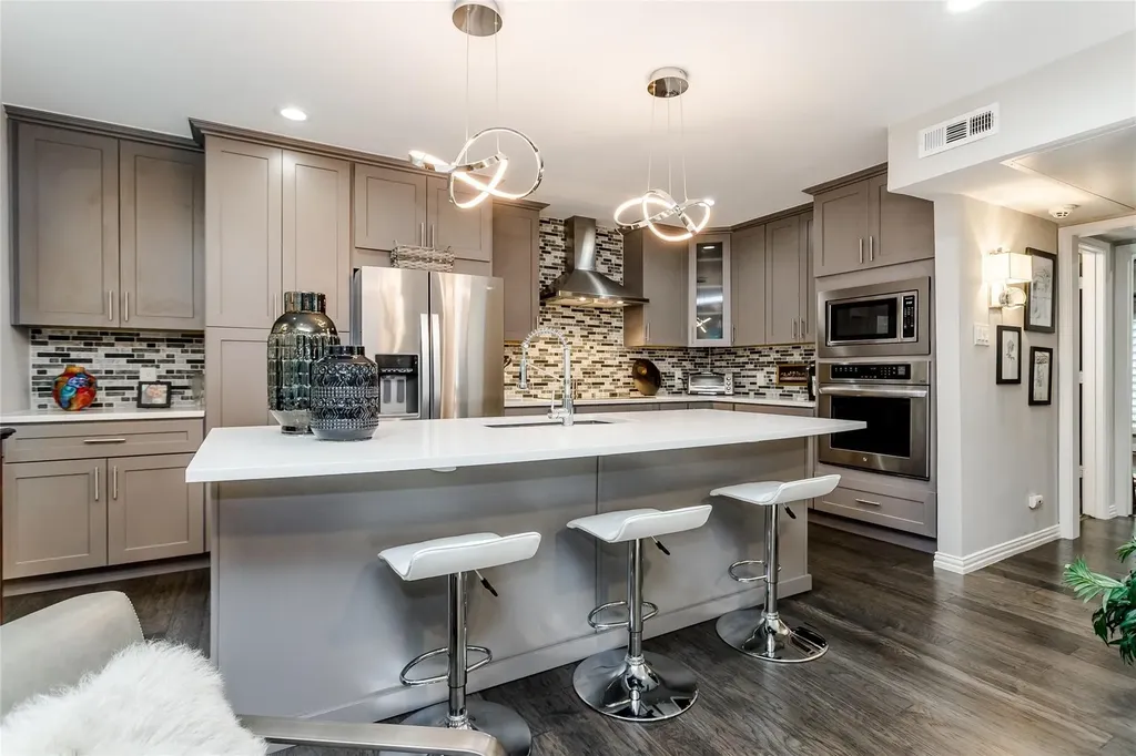 7818 Meadow Park Drive Dallas TX 75230