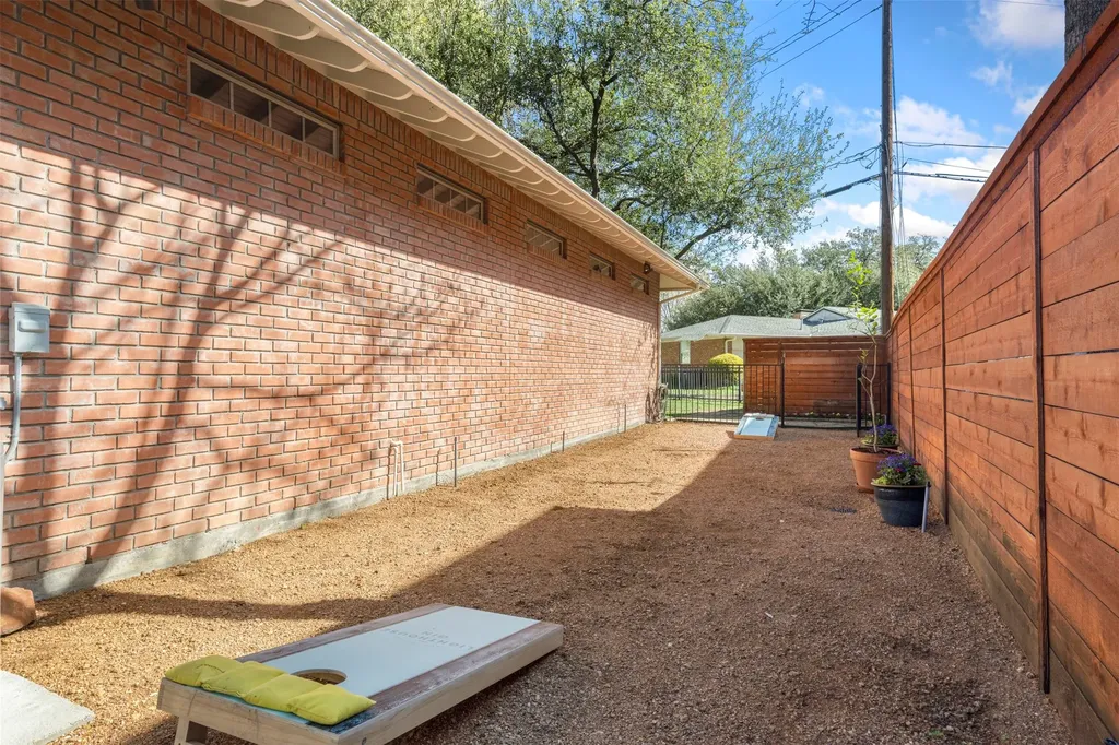 1402 Verano Drive Dallas TX 75218