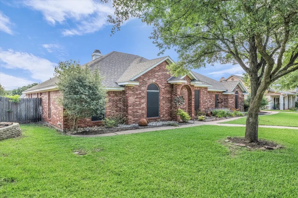 1304 Darbyton Drive Hewitt TX 76643