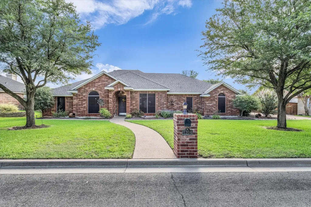 1304 Darbyton Drive Hewitt TX 76643