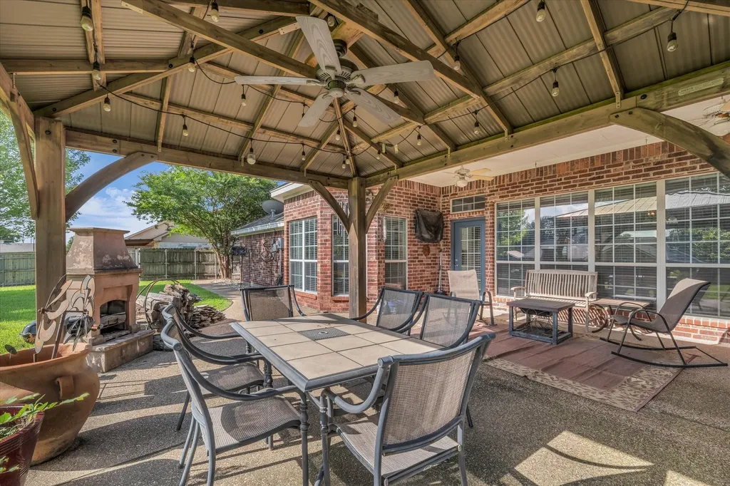1304 Darbyton Drive Hewitt TX 76643