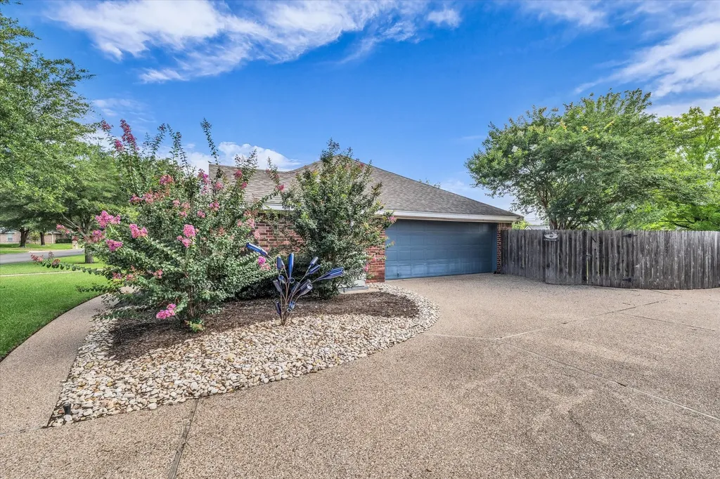 1304 Darbyton Drive Hewitt TX 76643