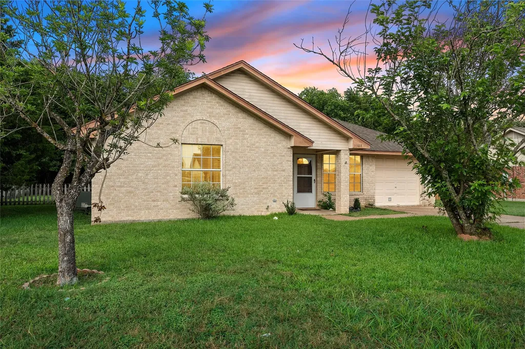 1307 Luanne Bellmead TX 76705