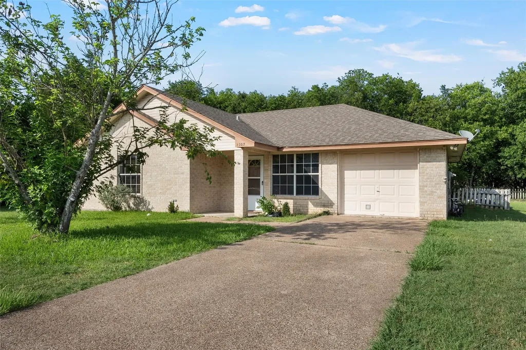 1307 Luanne Bellmead TX 76705