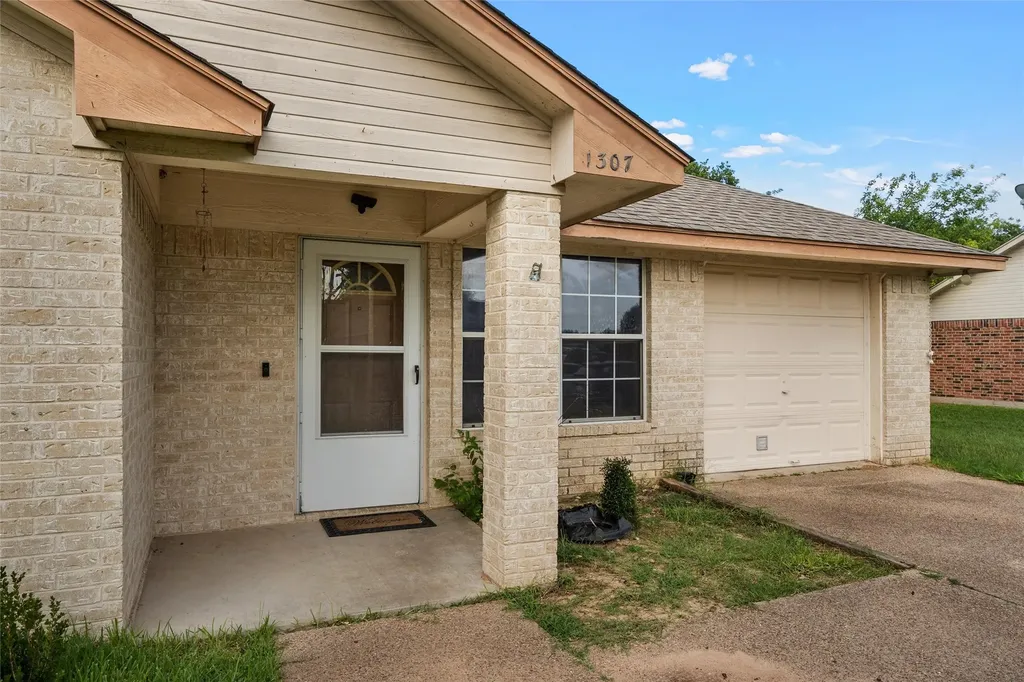 1307 Luanne Bellmead TX 76705