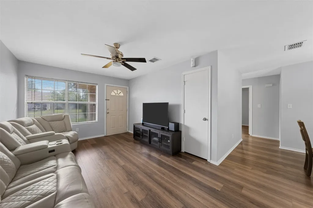 1307 Luanne Bellmead TX 76705