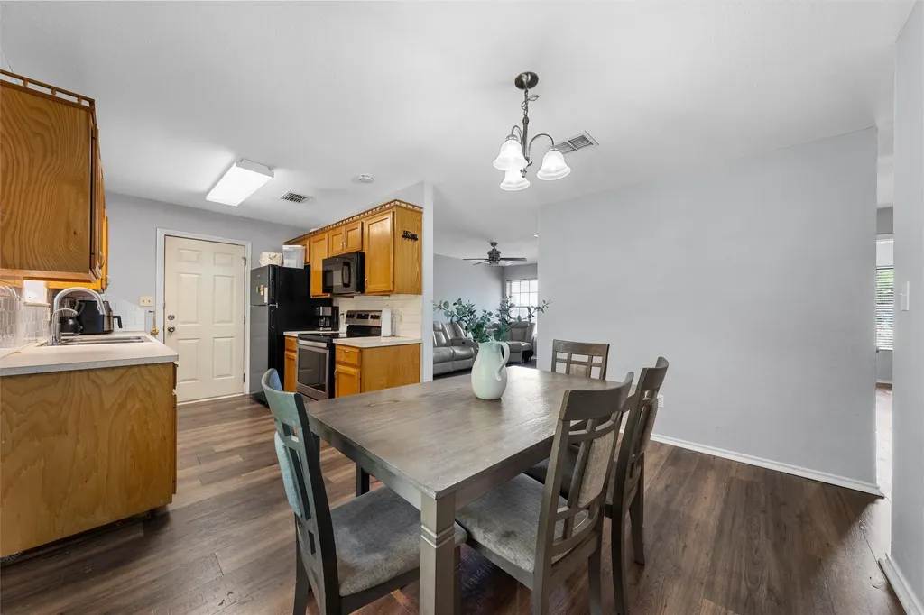 1307 Luanne Bellmead TX 76705