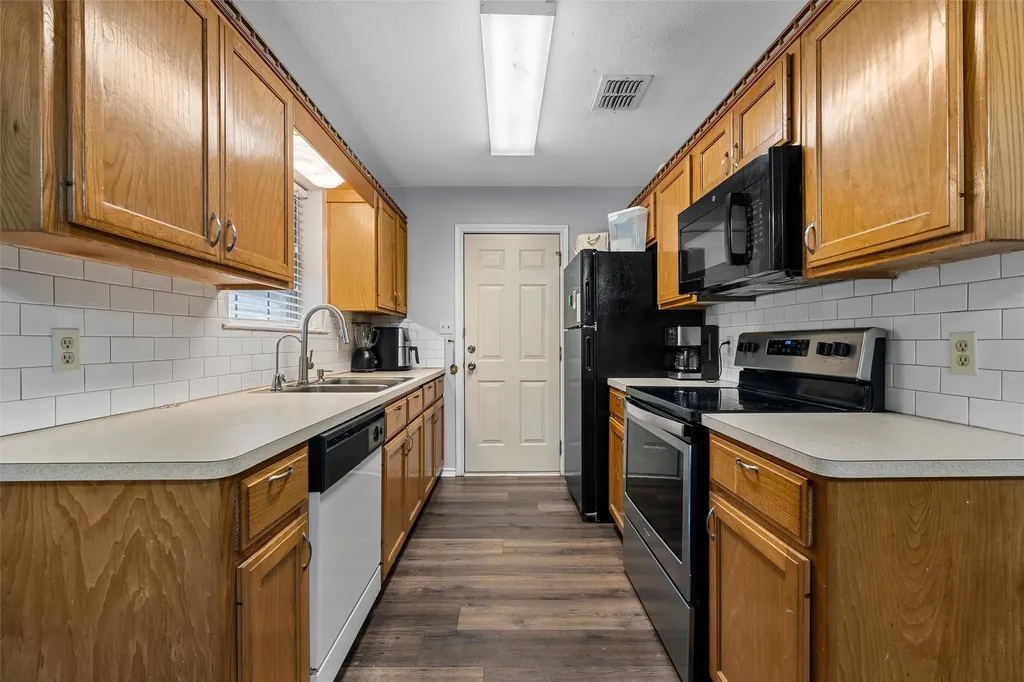 1307 Luanne Bellmead TX 76705