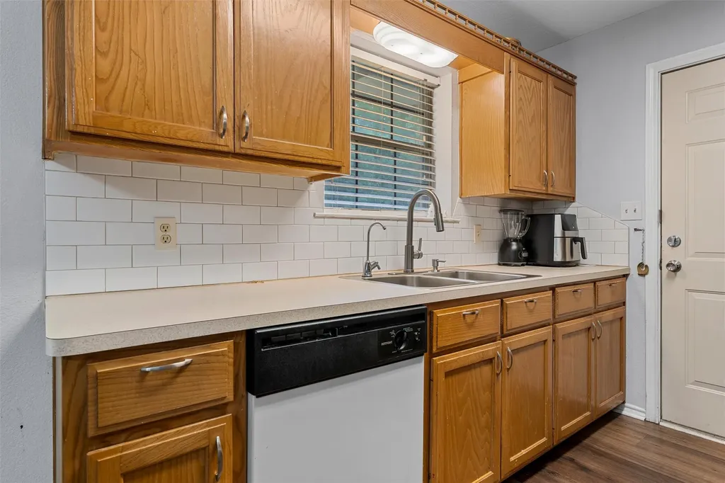 1307 Luanne Bellmead TX 76705