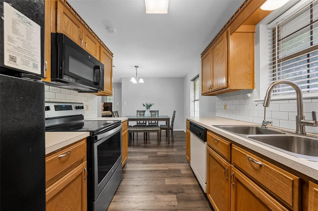 1307 Luanne Bellmead TX 76705