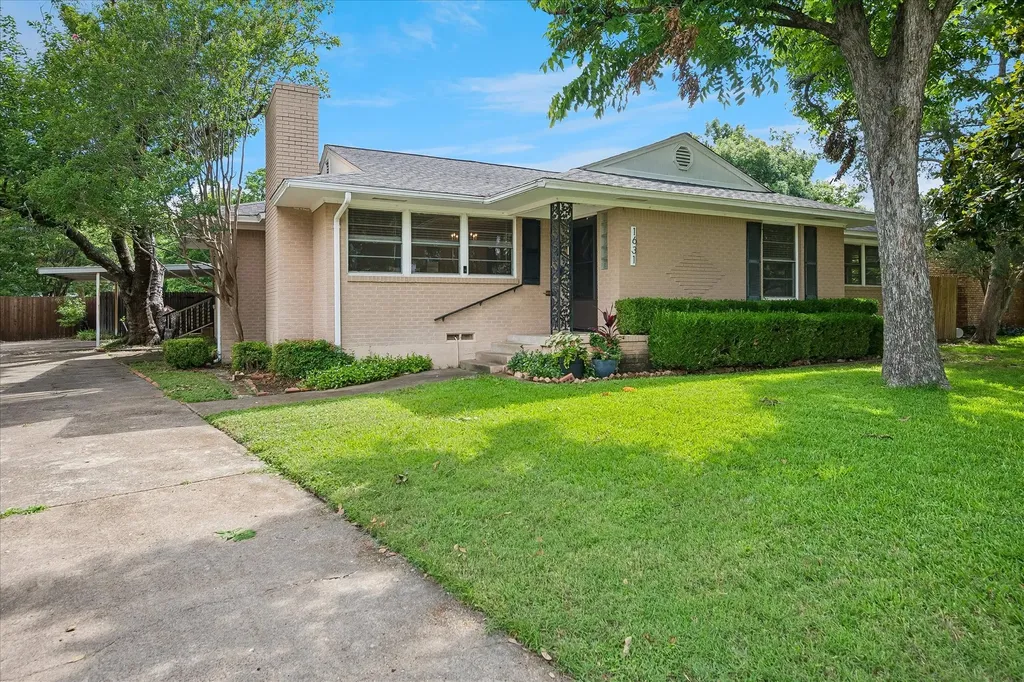 1631 Macmanus Drive Dallas TX 75228