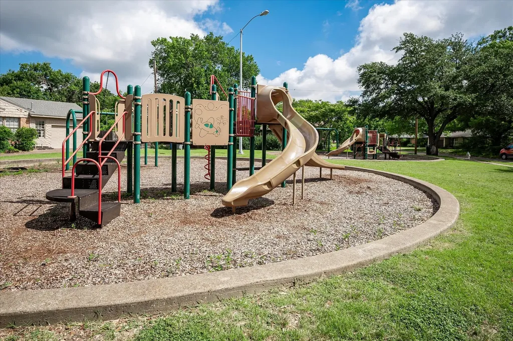 1631 Macmanus Drive Dallas TX 75228