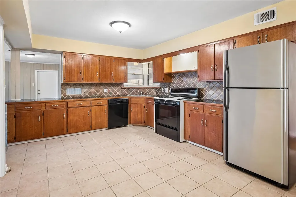 1631 Macmanus Drive Dallas TX 75228