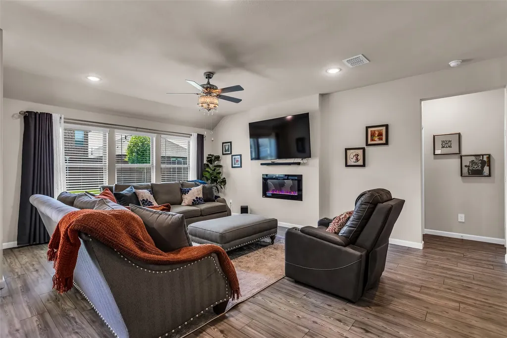 621 Hazeltine Road Red Oak TX 75154