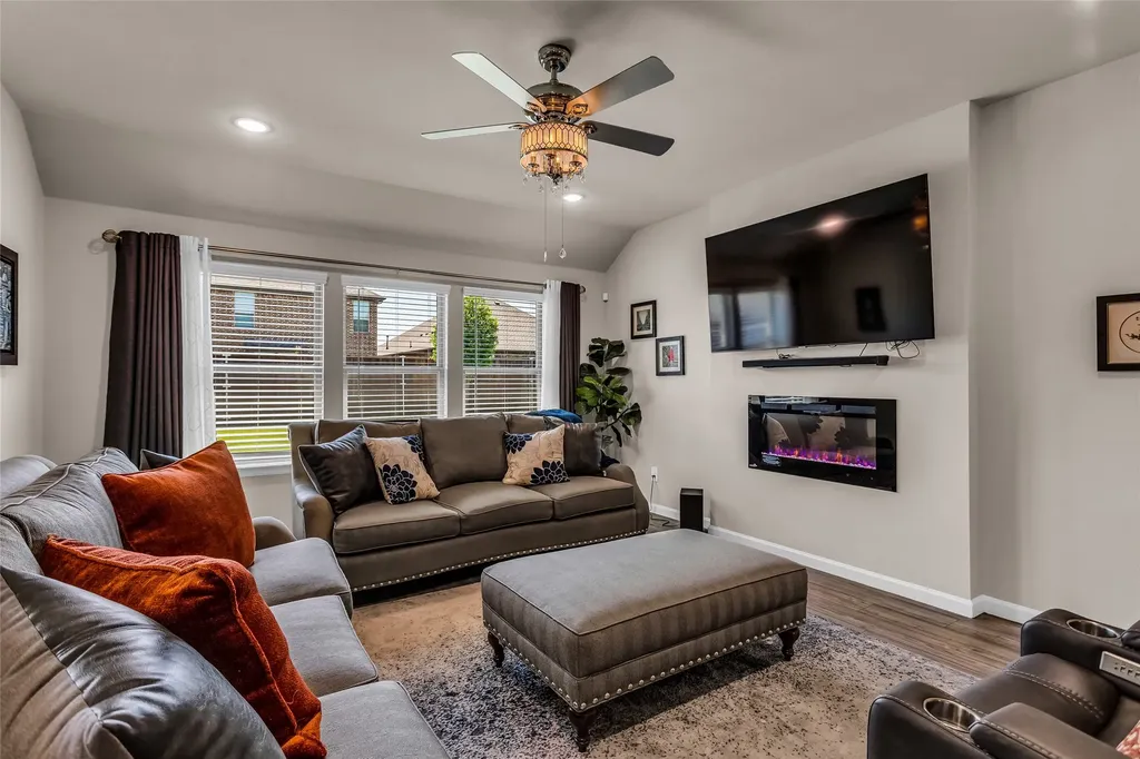 621 Hazeltine Road Red Oak TX 75154