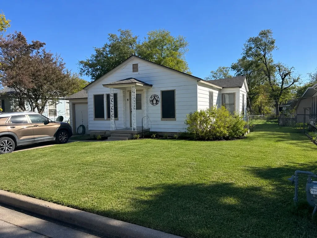 208 N Las Vegas Trail White Settlement TX 76108