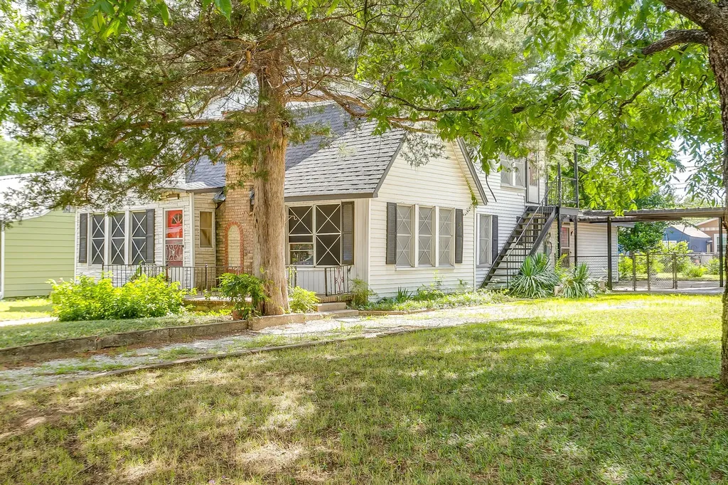 1329 Clarence Street Haltom City TX 76117
