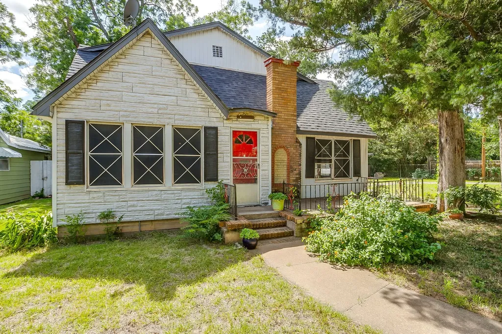 1329 Clarence Street Haltom City TX 76117