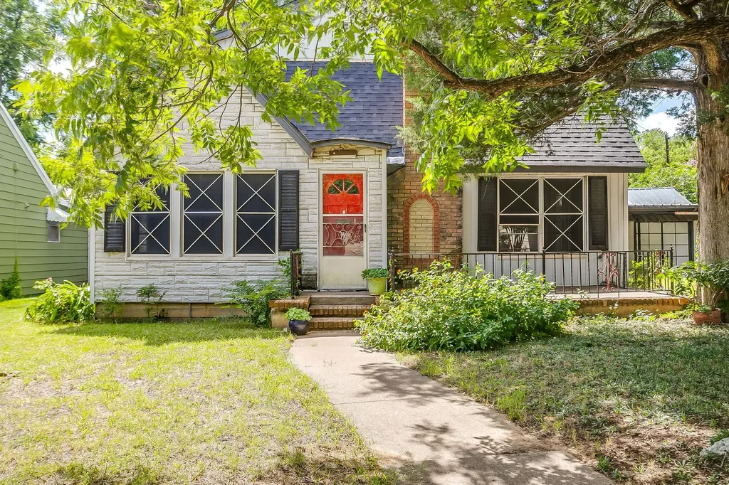 1329 Clarence Street Haltom City TX 76117