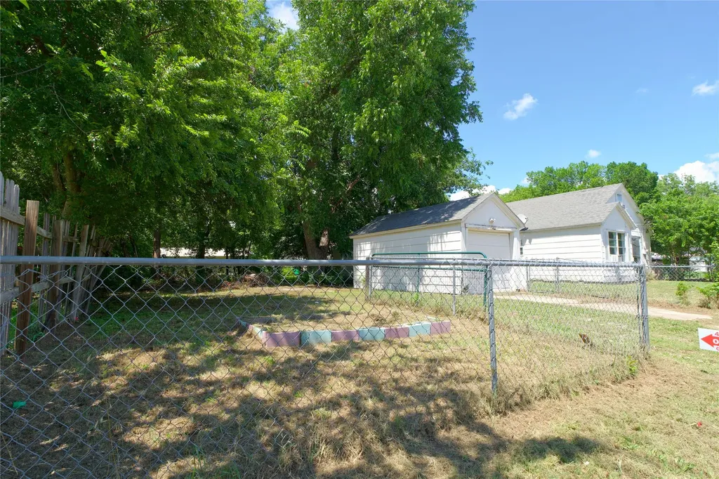 901 N Howeth Gainesville TX 76240