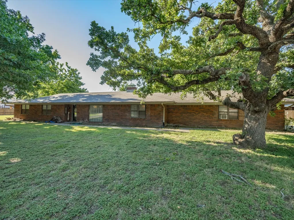 901 Pebble Street Bowie TX 76230