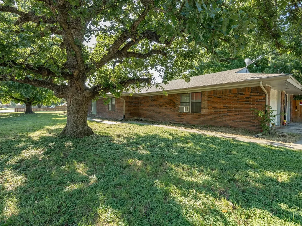 901 Pebble Street Bowie TX 76230