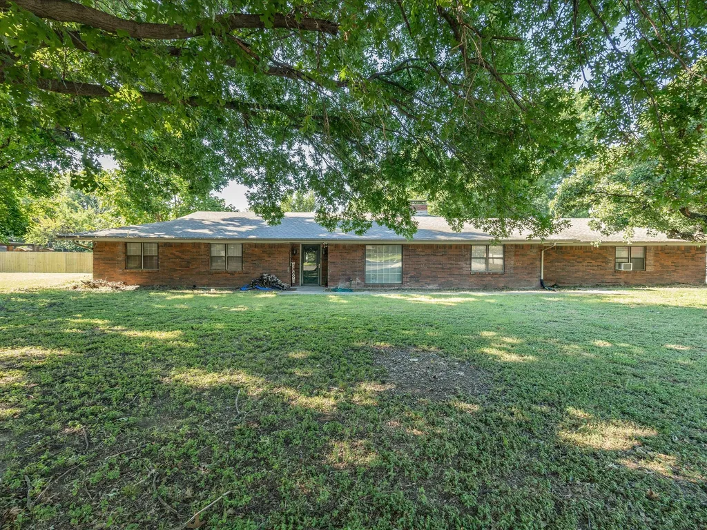 901 Pebble Street Bowie TX 76230