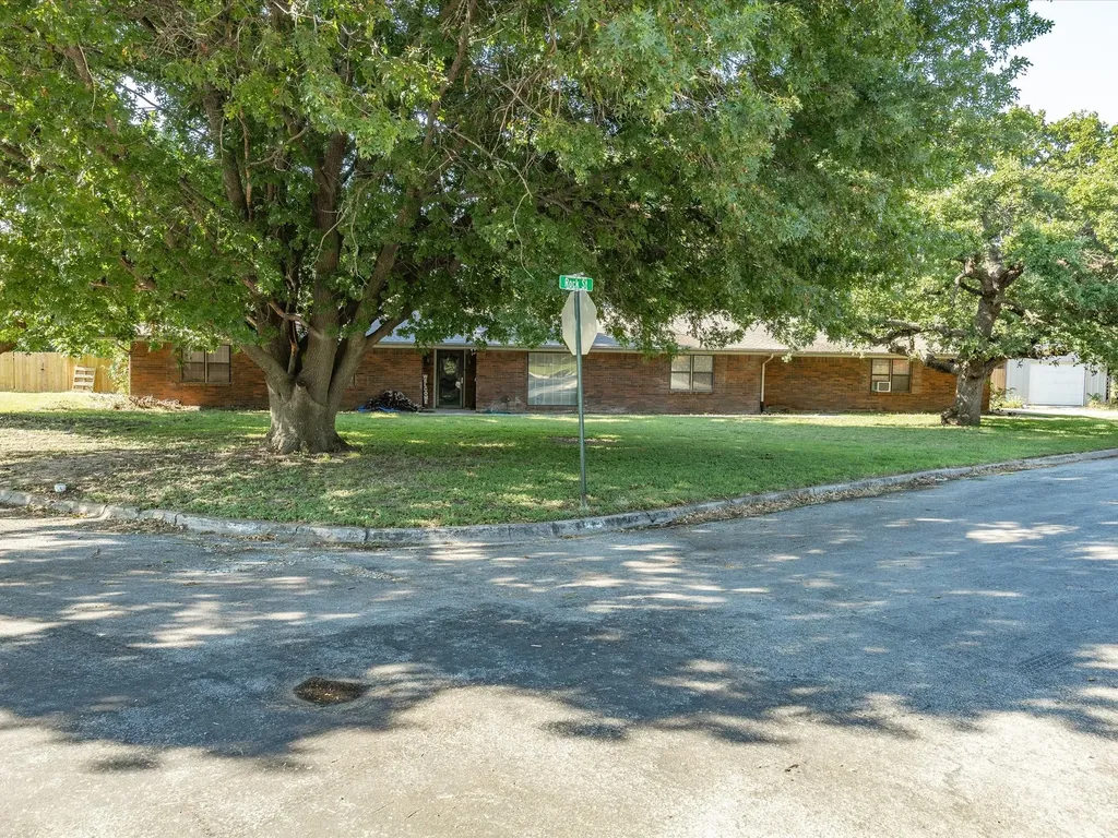 901 Pebble Street Bowie TX 76230