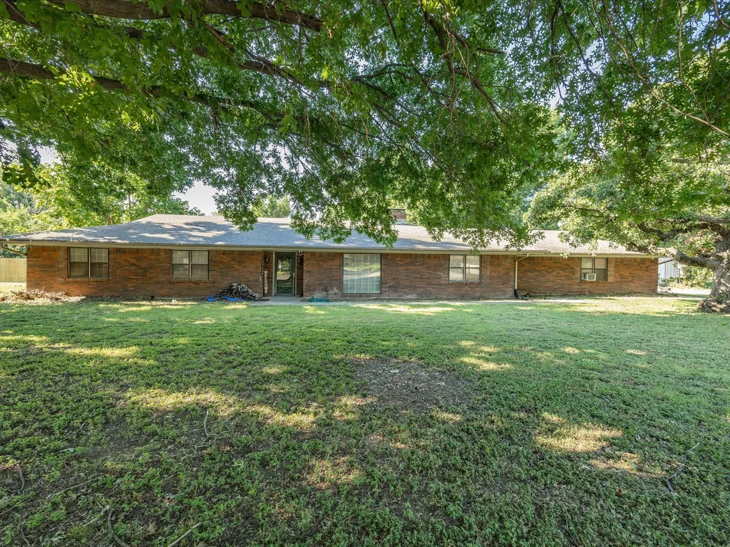 901 Pebble Street Bowie TX 76230