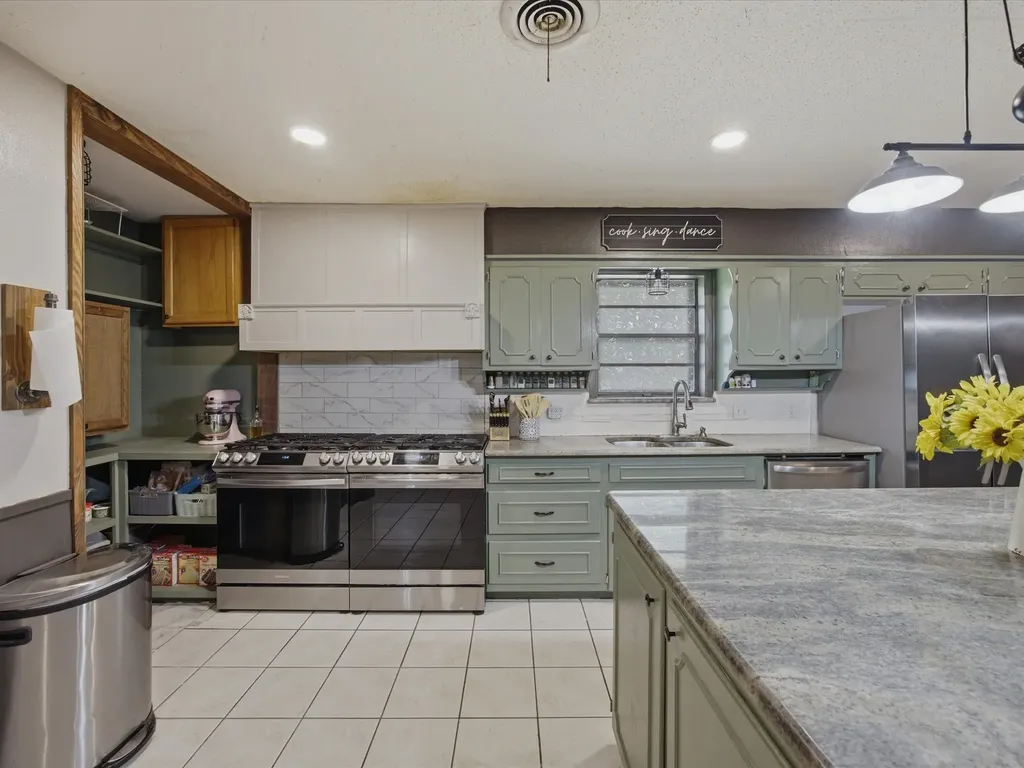 901 Pebble Street Bowie TX 76230