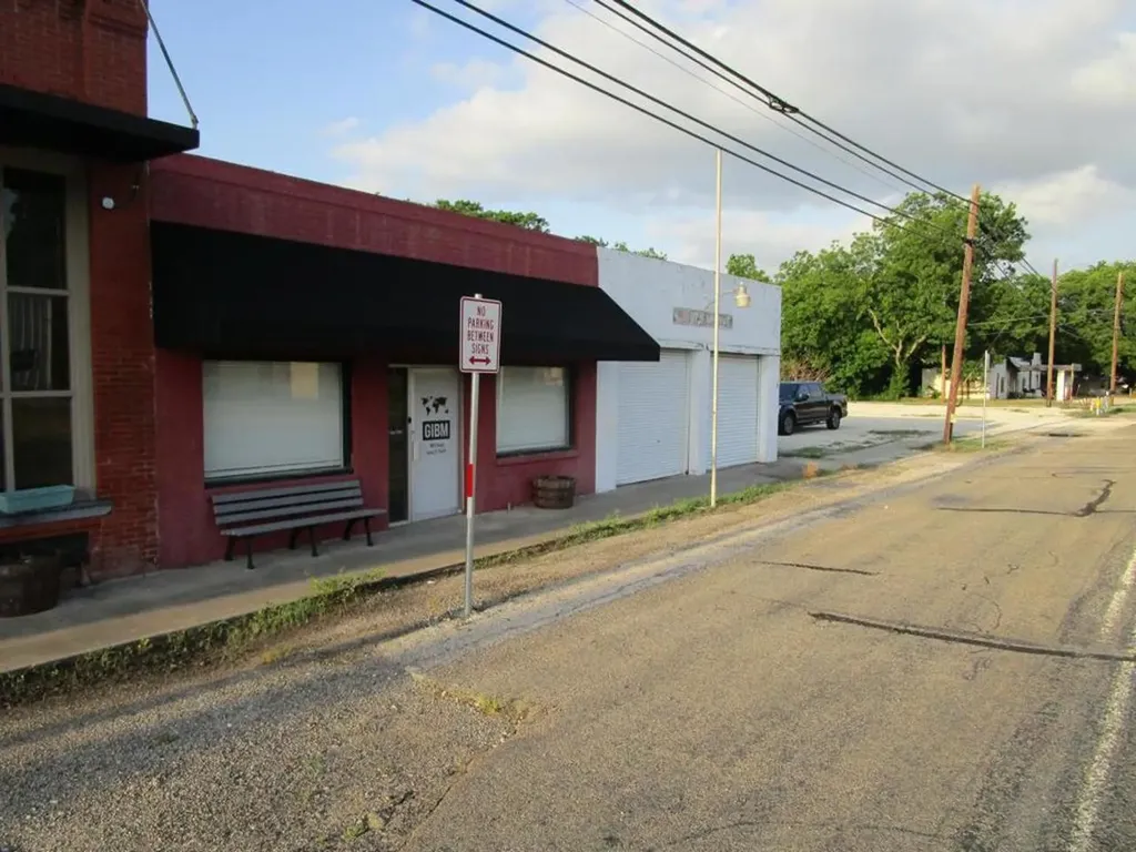 106 E Hayes Street Savoy TX 75479