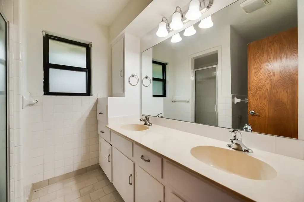 1817 Bardfield Avenue Garland TX 75041