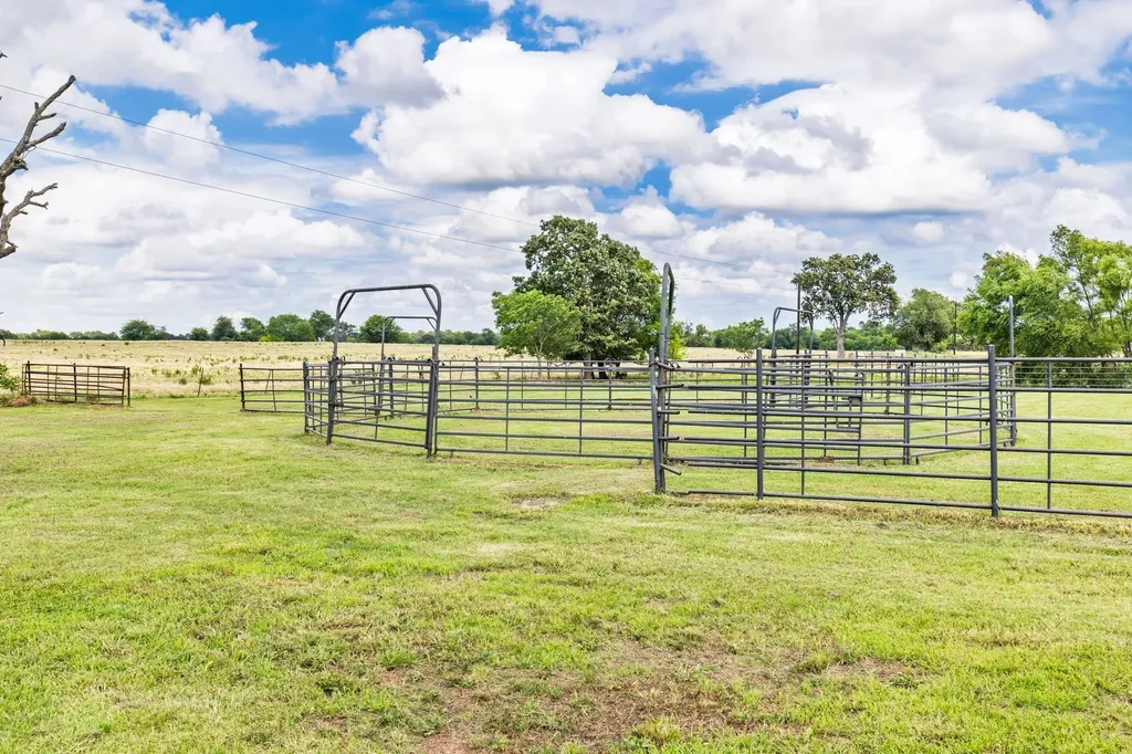 609 County Road 2421 Como TX 75431