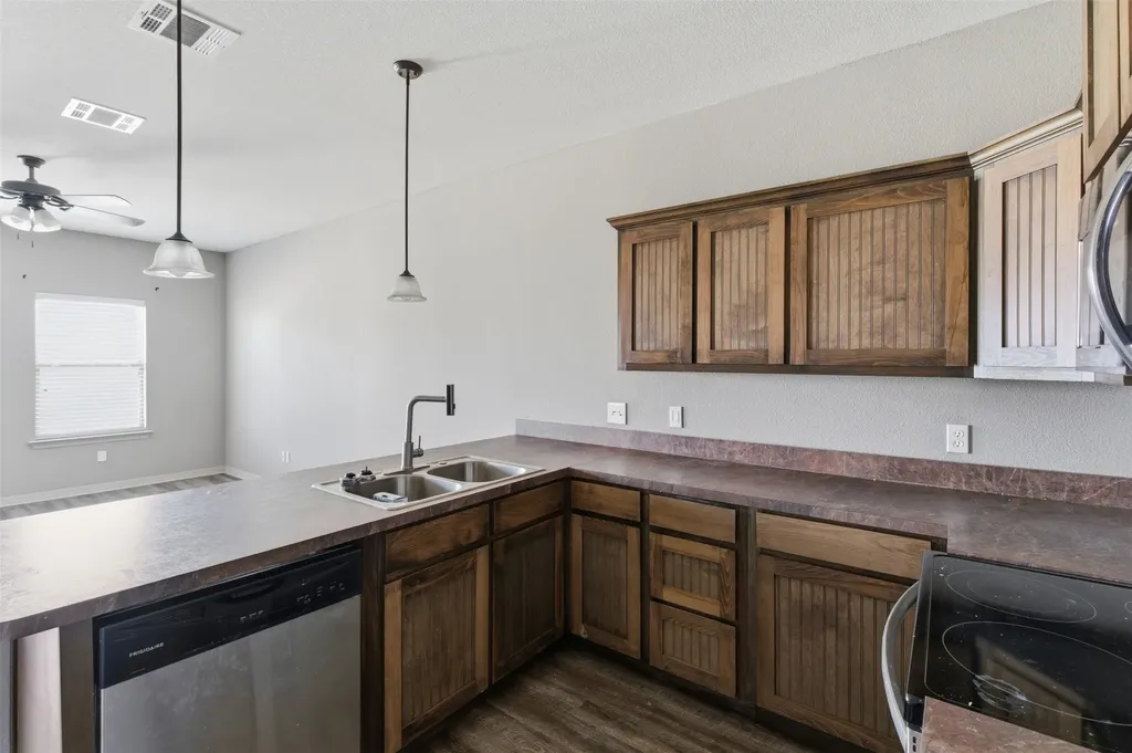 101 W Capps Street Rio Vista TX 76093
