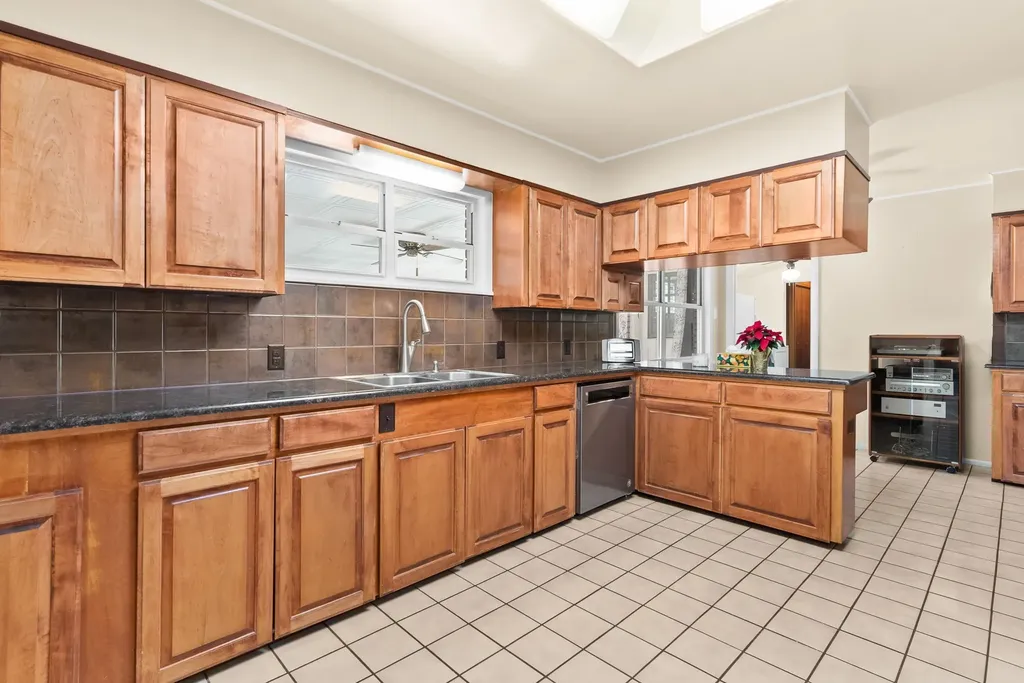 708 W North Avenue Lampasas TX 76550