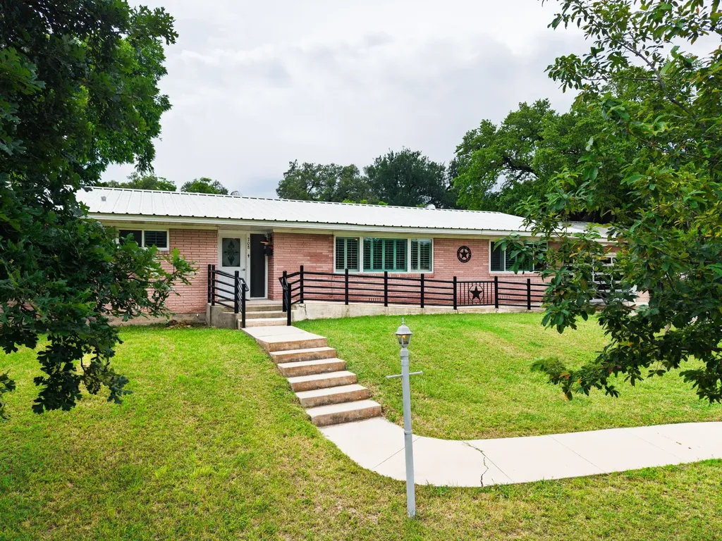 708 W North Avenue Lampasas TX 76550