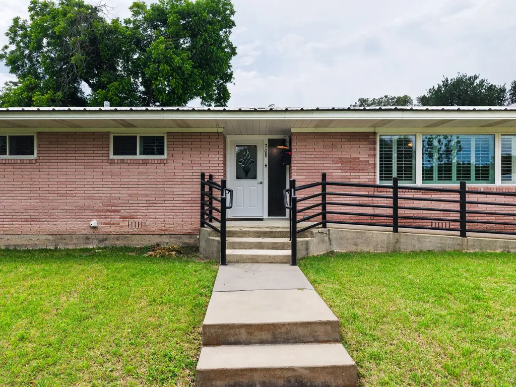 708 W North Avenue Lampasas TX 76550