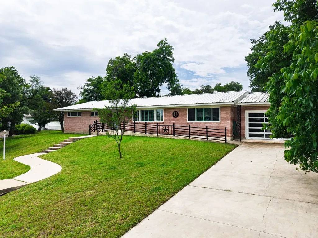 708 W North Avenue Lampasas TX 76550