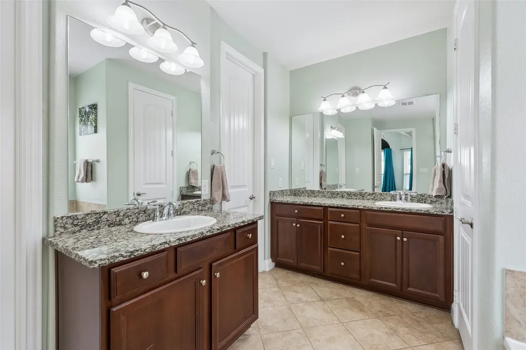 1374 Sandhurst Drive Roanoke TX 76262
