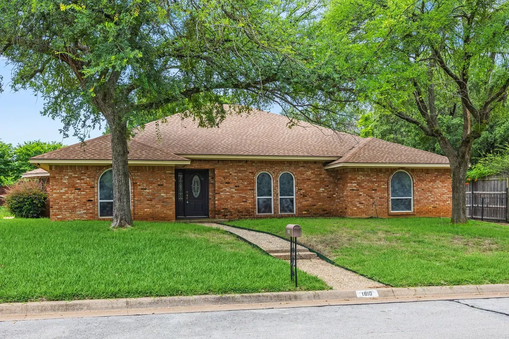 1810 Waterwood Drive Arlington TX 76012