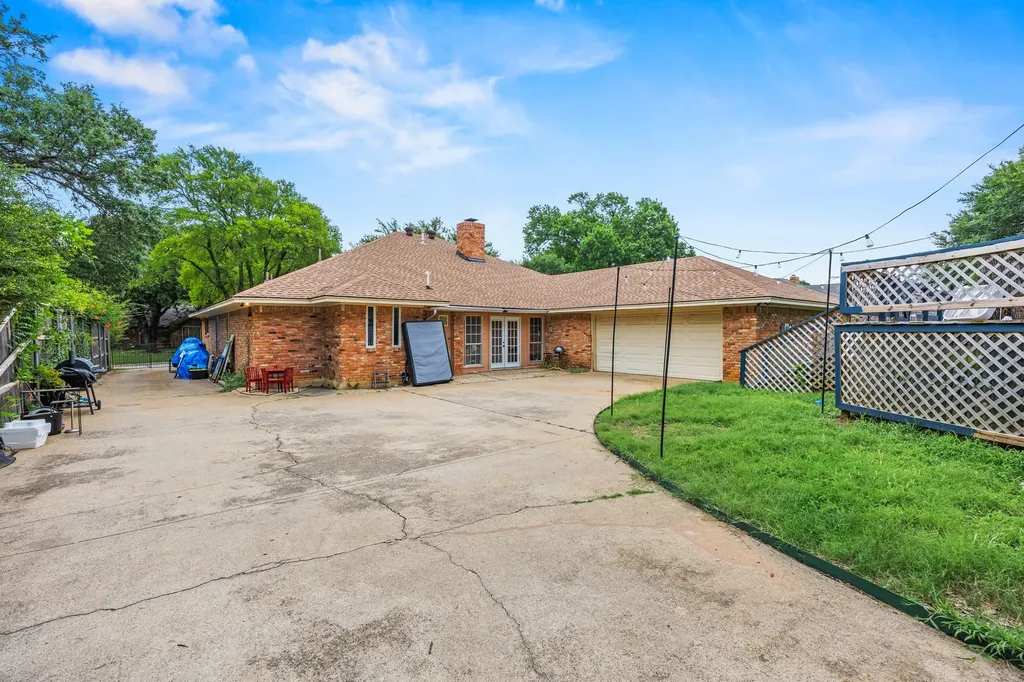 1810 Waterwood Drive Arlington TX 76012