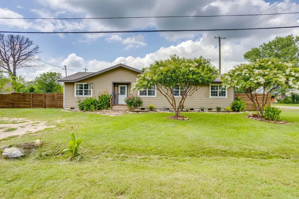 203 E Henderson Street Itasca TX 76055