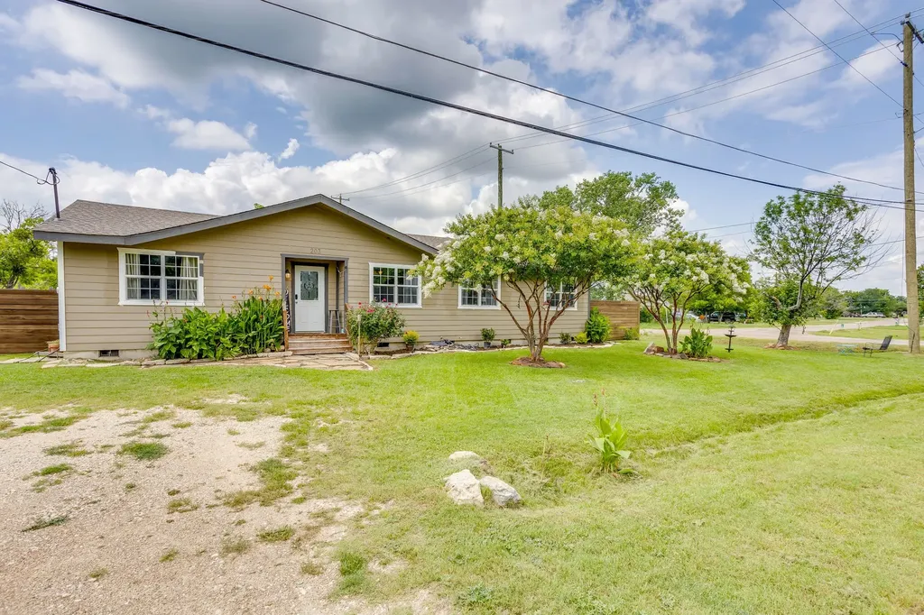 203 E Henderson Street Itasca TX 76055