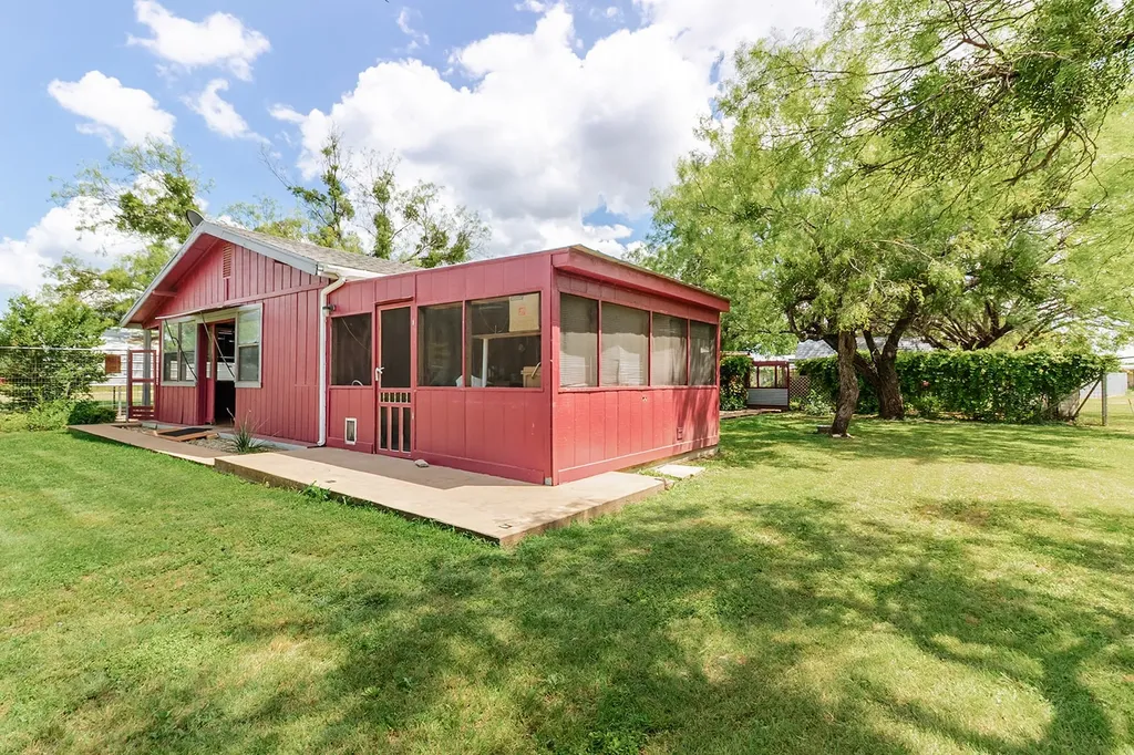 207 Center Brady TX 76825
