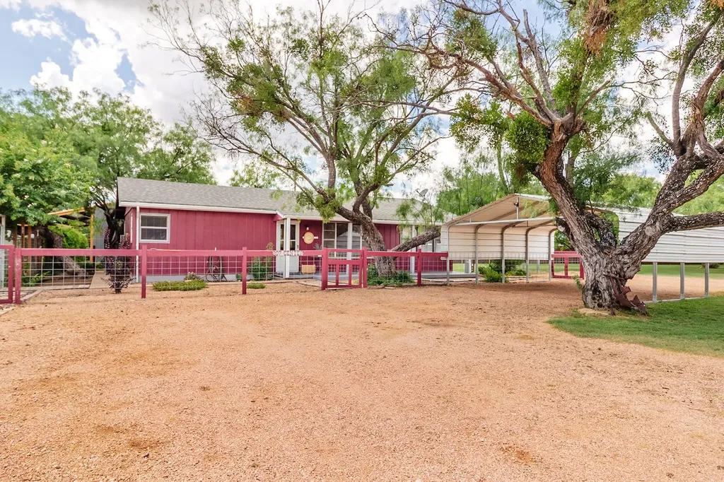 207 Center Brady TX 76825