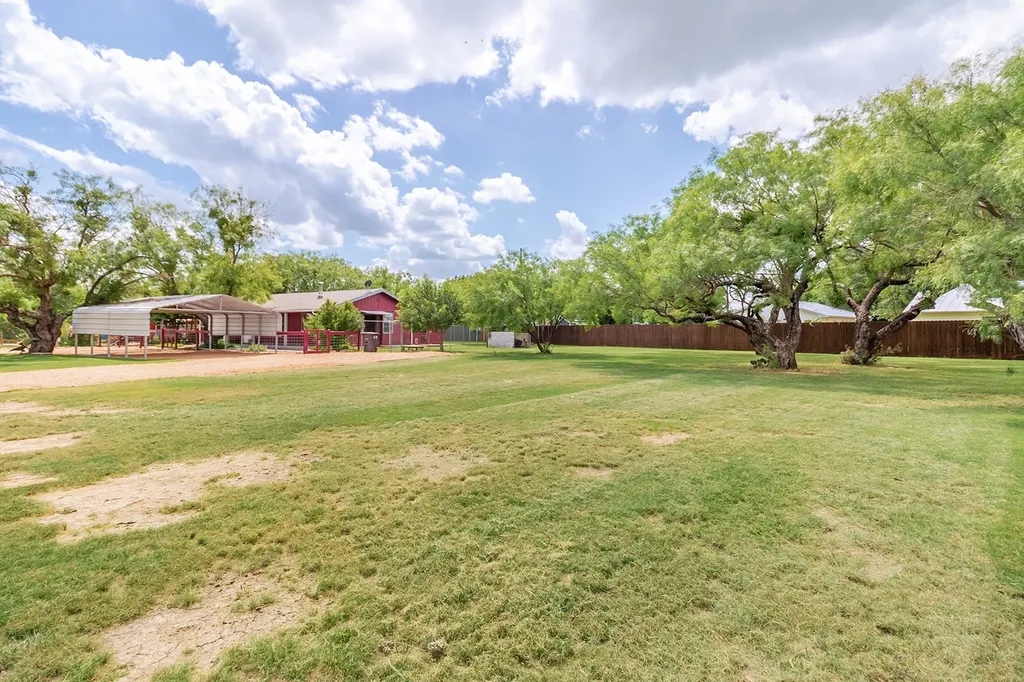 207 Center Brady TX 76825